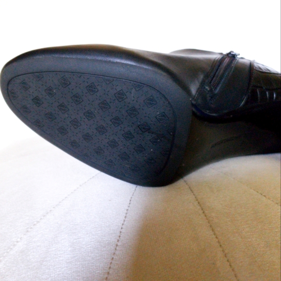 ANTONIO MELANI size 10 black leather booties, crocodile embossed heel, like new - Picture 5 of 6